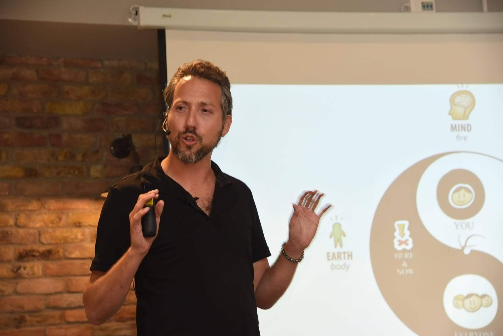 Oriya Pollak teaching his storytelling framework